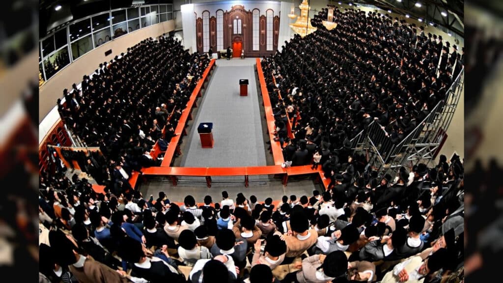 תיעוד ענק: אלפי חסידים בהדלקת נרות בחצר הקודש ויז'ניץ