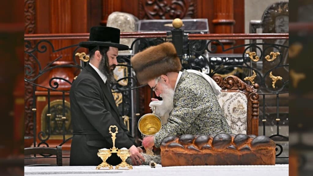 תיעוד ענק: אלפי חסידים בהדלקת נרות בחצר הקודש ויז'ניץ