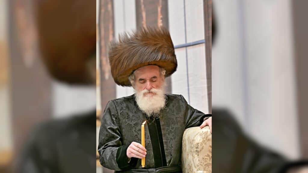 תיעוד ענק: אלפי חסידים בהדלקת נרות בחצר הקודש ויז'ניץ