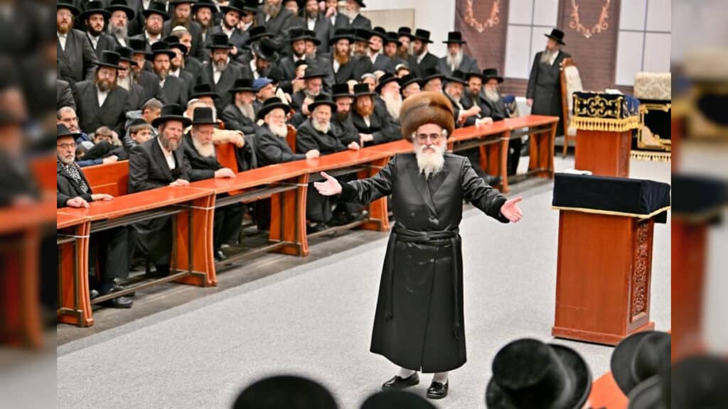 תיעוד ענק: אלפי חסידים בהדלקת נרות בחצר הקודש ויז'ניץ