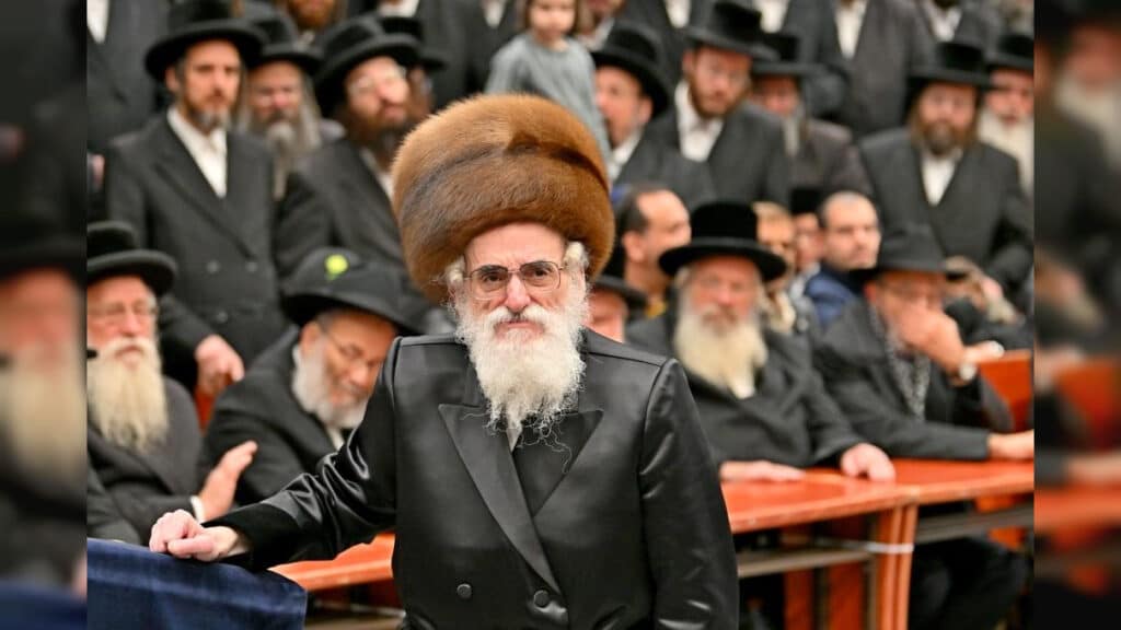 תיעוד ענק: אלפי חסידים בהדלקת נרות בחצר הקודש ויז'ניץ