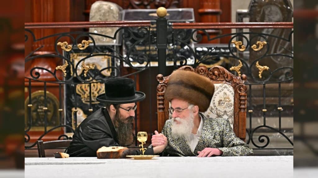 תיעוד ענק: אלפי חסידים בהדלקת נרות בחצר הקודש ויז'ניץ