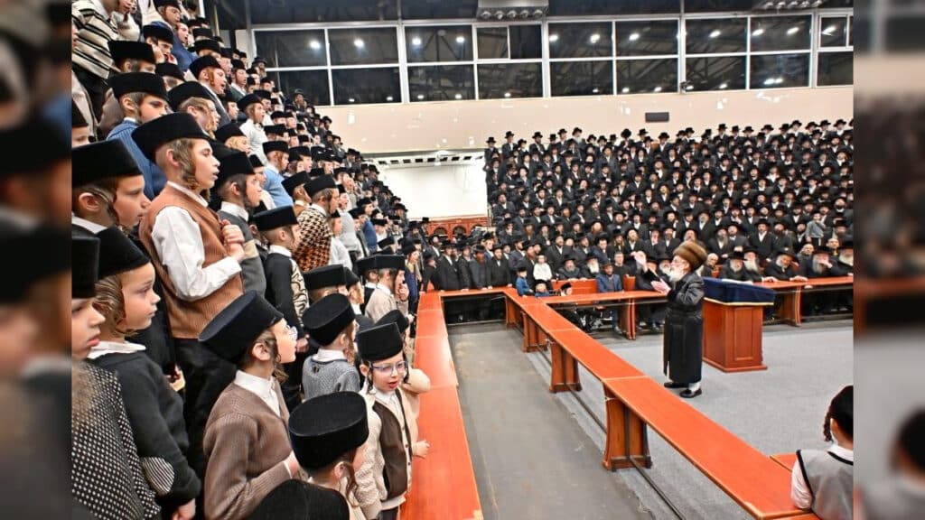 תיעוד ענק: אלפי חסידים בהדלקת נרות בחצר הקודש ויז'ניץ