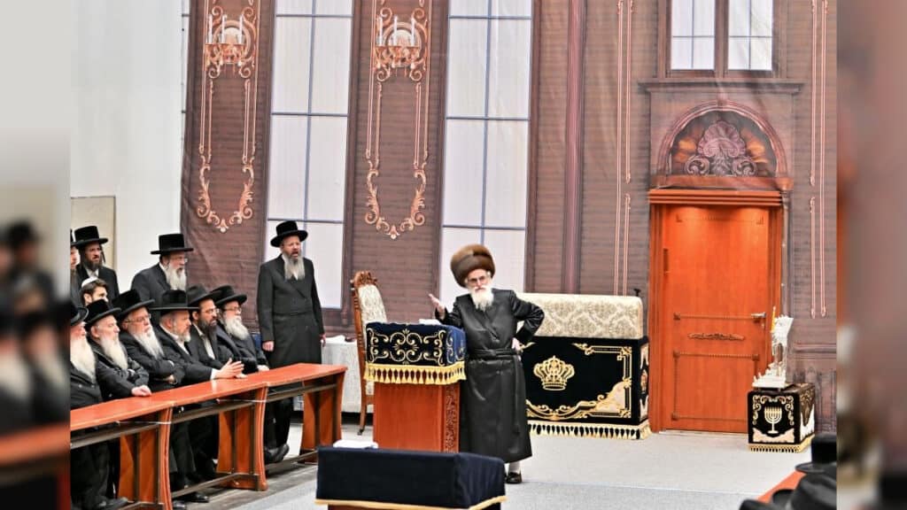 תיעוד ענק: אלפי חסידים בהדלקת נרות בחצר הקודש ויז'ניץ