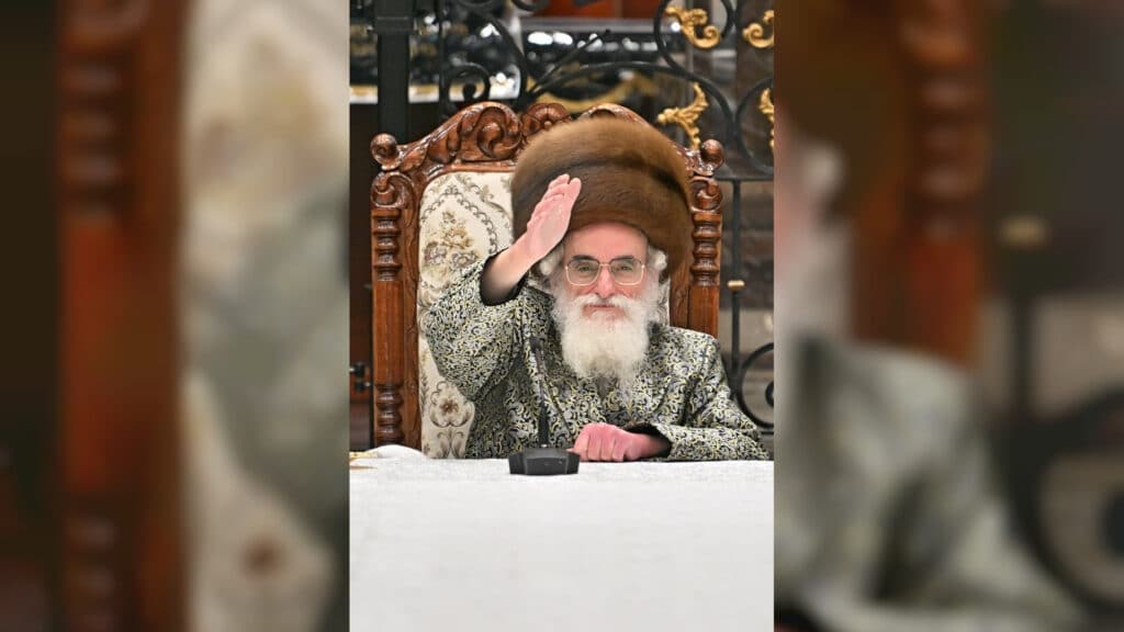 תיעוד ענק: אלפי חסידים בהדלקת נרות בחצר הקודש ויז'ניץ