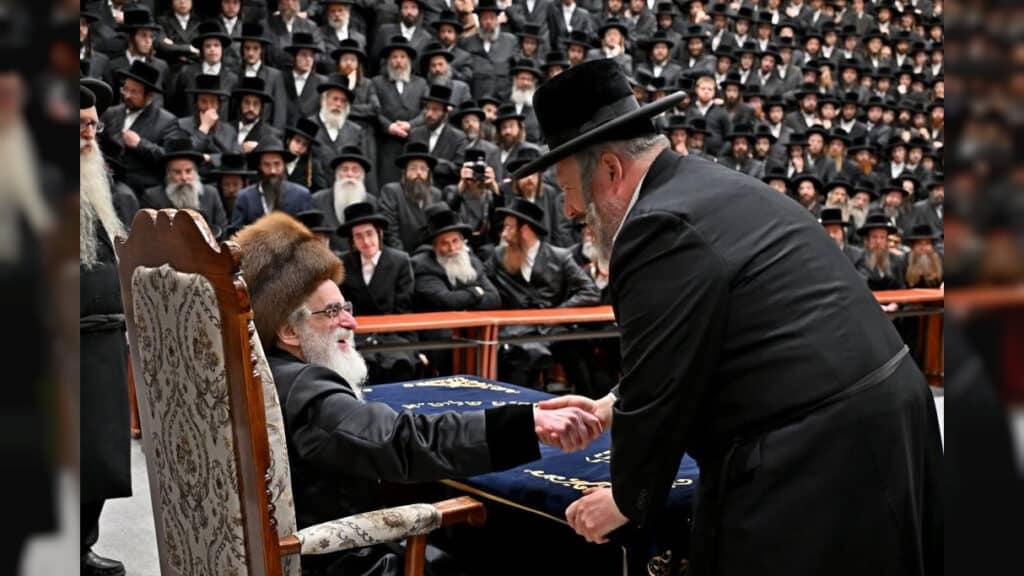 תיעוד ענק: אלפי חסידים בהדלקת נרות בחצר הקודש ויז'ניץ