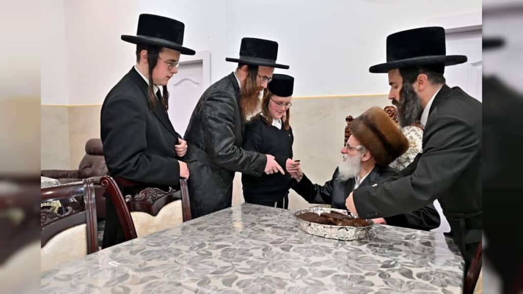 תיעוד ענק: אלפי חסידים בהדלקת נרות בחצר הקודש ויז'ניץ