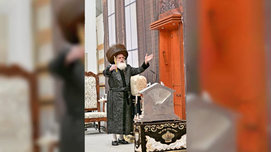 תיעוד ענק: אלפי חסידים בהדלקת נרות בחצר הקודש ויז'ניץ