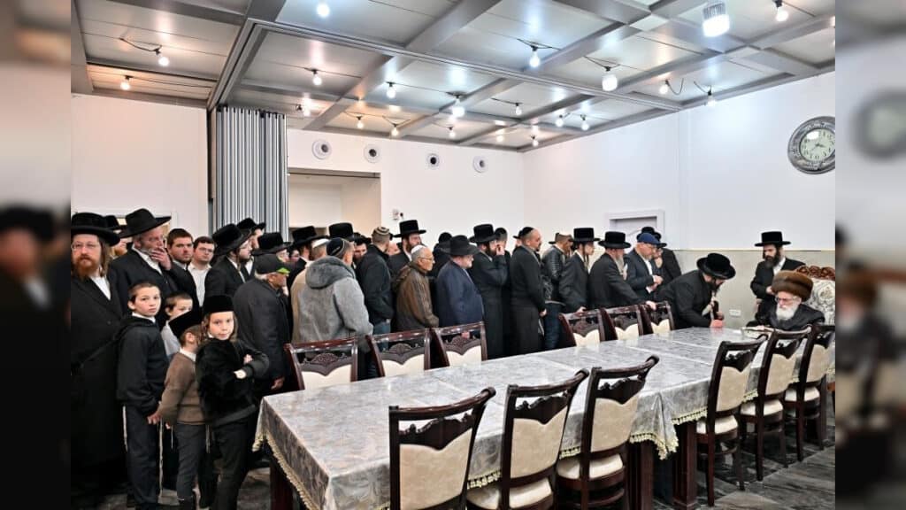 תיעוד ענק: אלפי חסידים בהדלקת נרות בחצר הקודש ויז'ניץ