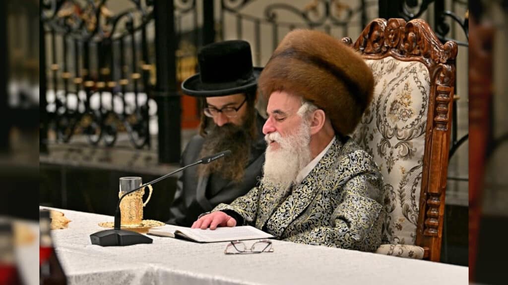 תיעוד ענק: אלפי חסידים בהדלקת נרות בחצר הקודש ויז'ניץ