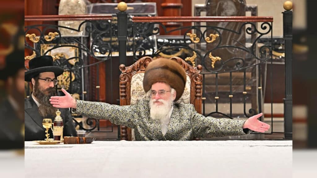 תיעוד ענק: אלפי חסידים בהדלקת נרות בחצר הקודש ויז'ניץ