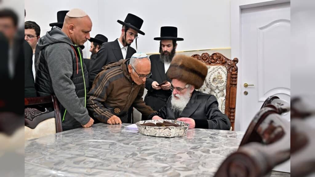 תיעוד ענק: אלפי חסידים בהדלקת נרות בחצר הקודש ויז'ניץ