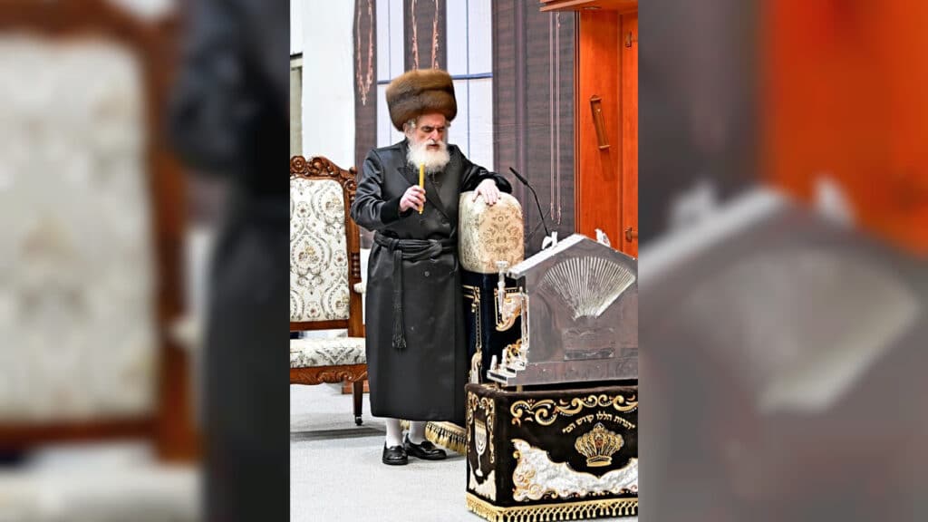 תיעוד ענק: אלפי חסידים בהדלקת נרות בחצר הקודש ויז'ניץ