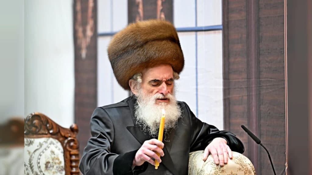 תיעוד ענק: אלפי חסידים בהדלקת נרות בחצר הקודש ויז'ניץ