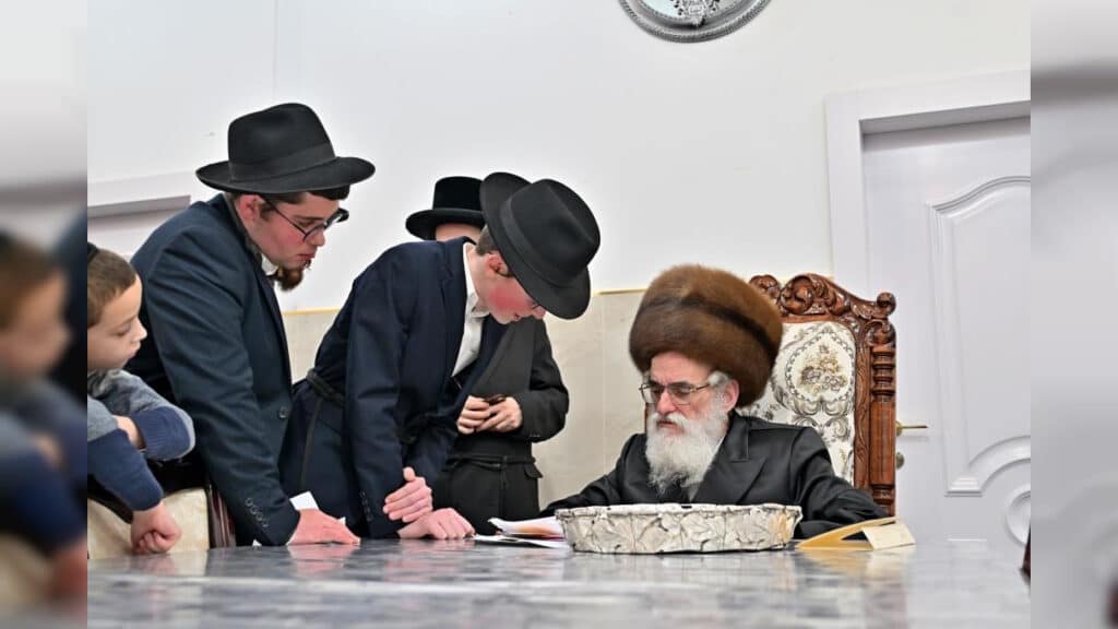 תיעוד ענק: אלפי חסידים בהדלקת נרות בחצר הקודש ויז'ניץ