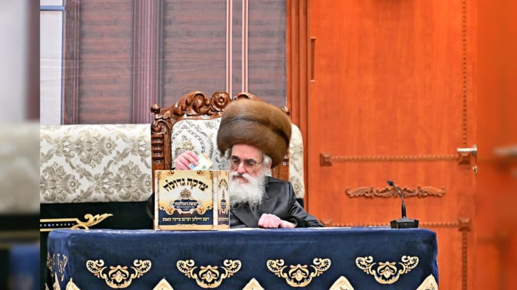 תיעוד ענק: אלפי חסידים בהדלקת נרות בחצר הקודש ויז'ניץ