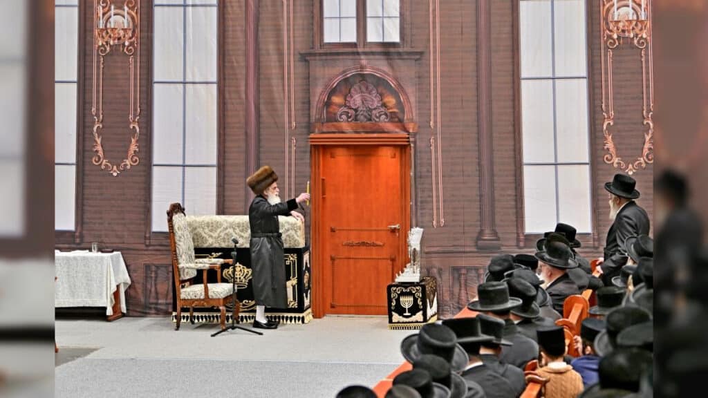 תיעוד ענק: אלפי חסידים בהדלקת נרות בחצר הקודש ויז'ניץ