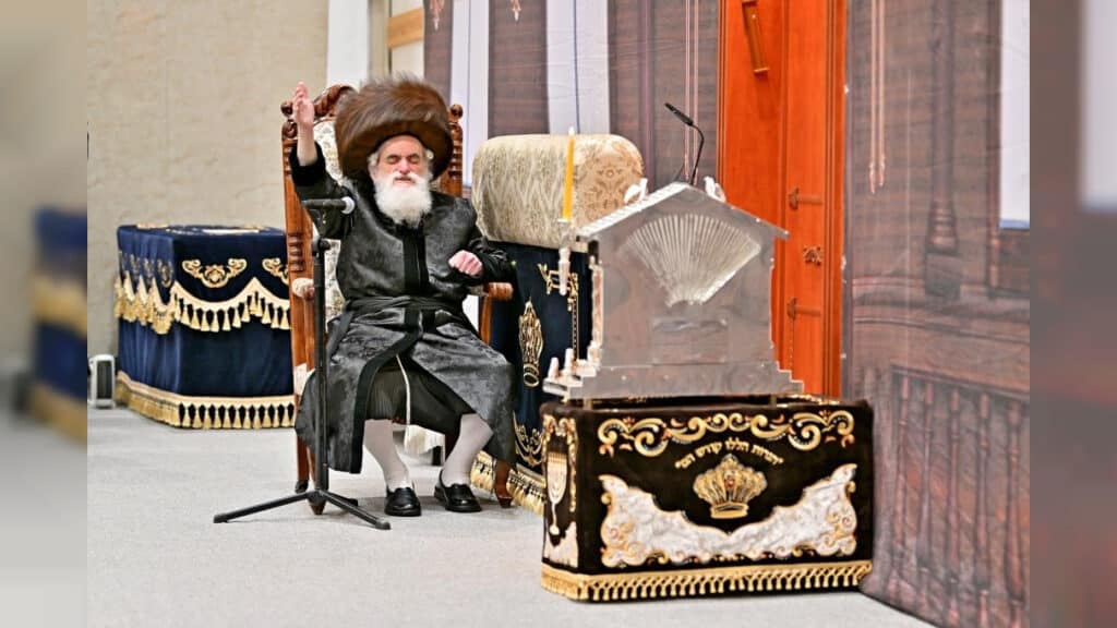 תיעוד ענק: אלפי חסידים בהדלקת נרות בחצר הקודש ויז'ניץ