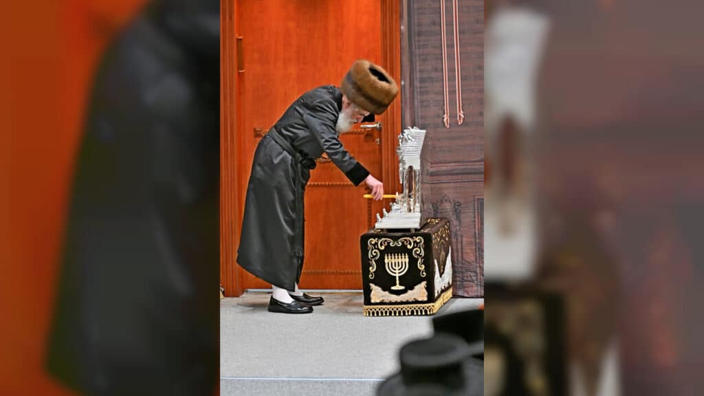 תיעוד ענק: אלפי חסידים בהדלקת נרות בחצר הקודש ויז'ניץ