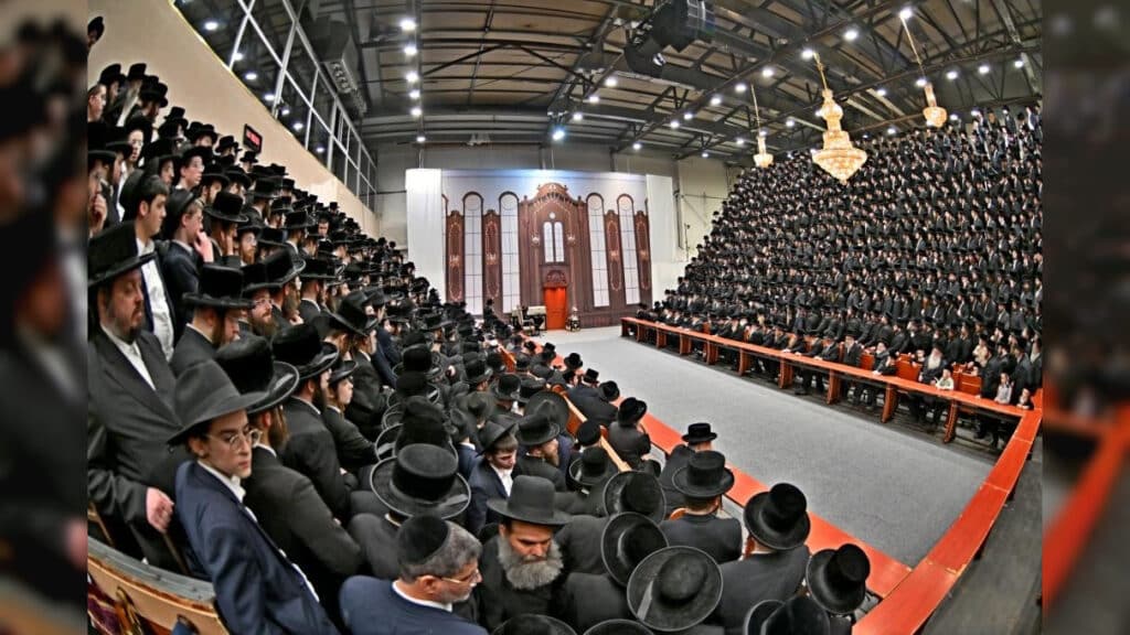 תיעוד ענק: אלפי חסידים בהדלקת נרות בחצר הקודש ויז'ניץ