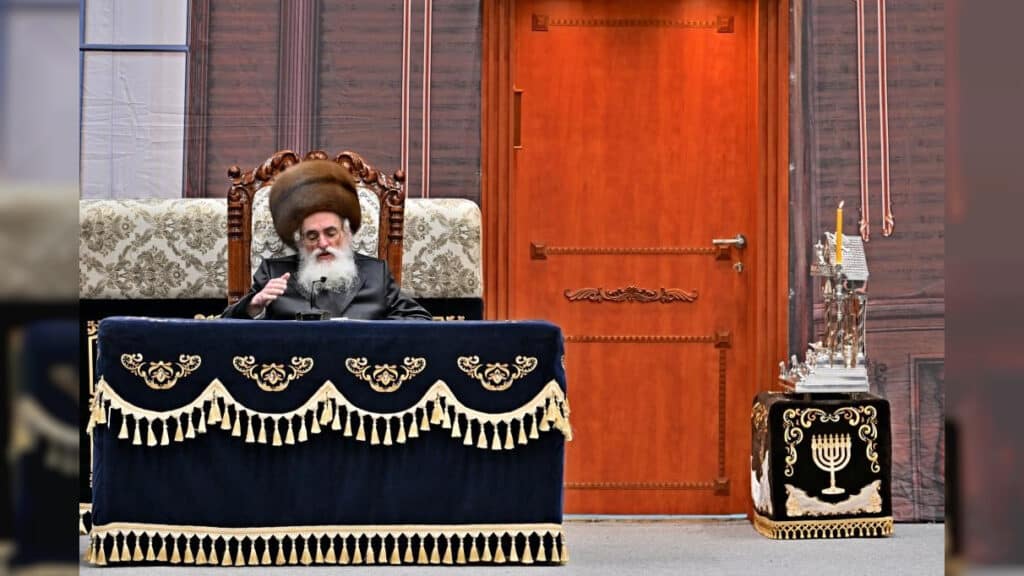 תיעוד ענק: אלפי חסידים בהדלקת נרות בחצר הקודש ויז'ניץ