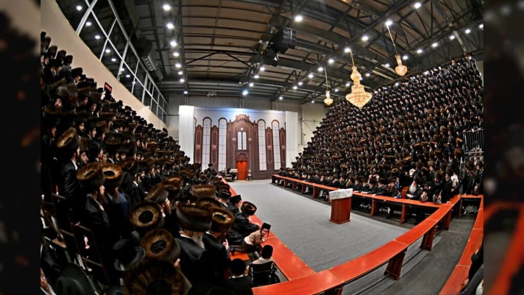 תיעוד ענק: אלפי חסידים בהדלקת נרות בחצר הקודש ויז'ניץ