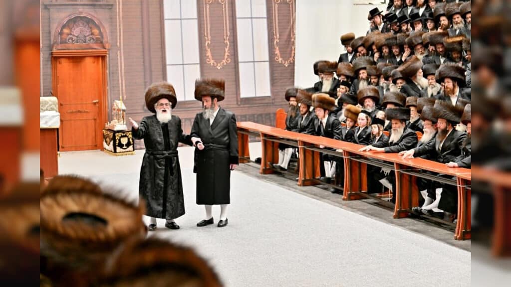 תיעוד ענק: אלפי חסידים בהדלקת נרות בחצר הקודש ויז'ניץ