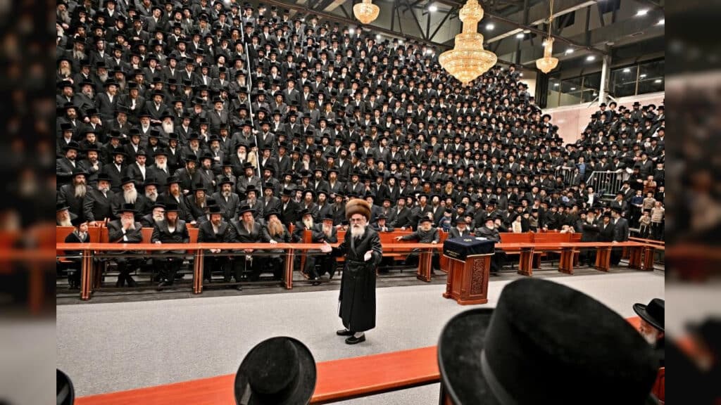תיעוד ענק: אלפי חסידים בהדלקת נרות בחצר הקודש ויז'ניץ