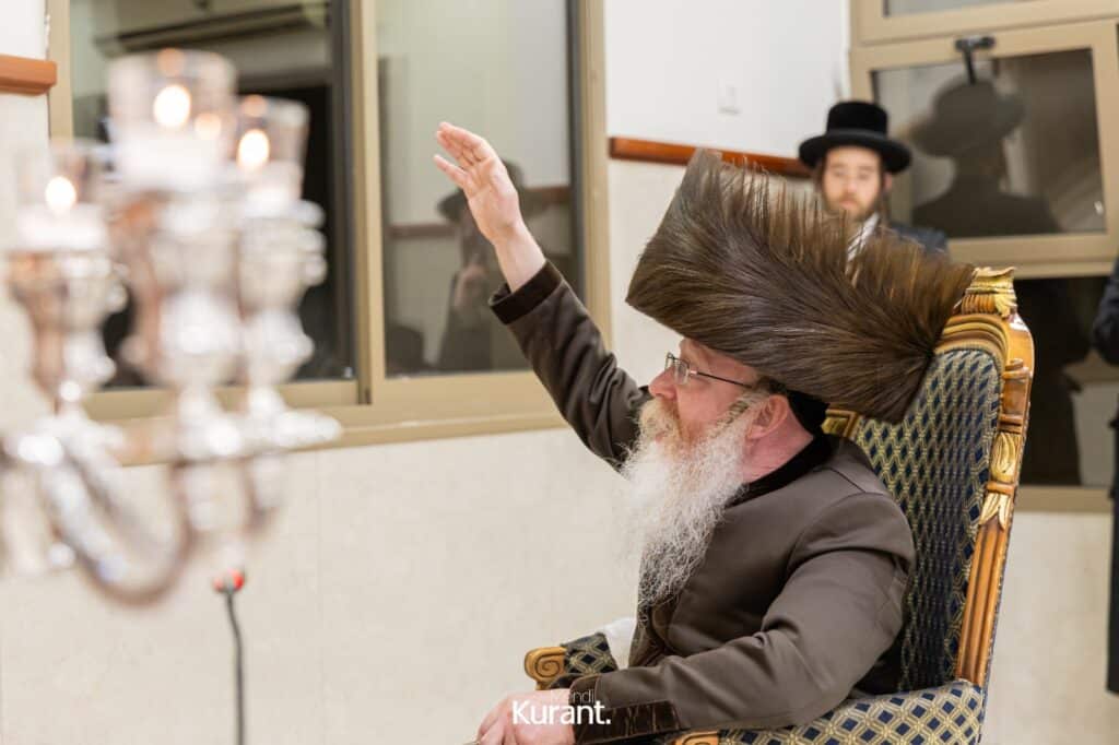 ב'יום ההודאה': האדמו"ר מקרעטשניף ק"ג ערך טיש והדלקה