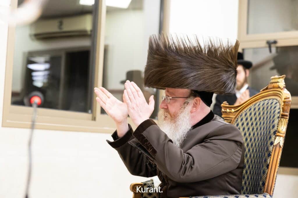 ב'יום ההודאה': האדמו"ר מקרעטשניף ק"ג ערך טיש והדלקה