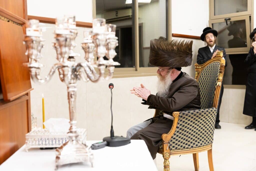 ב'יום ההודאה': האדמו"ר מקרעטשניף ק"ג ערך טיש והדלקה