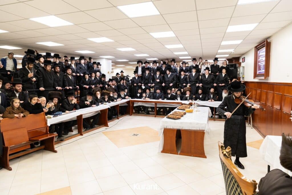 ב'יום ההודאה': האדמו"ר מקרעטשניף ק"ג ערך טיש והדלקה