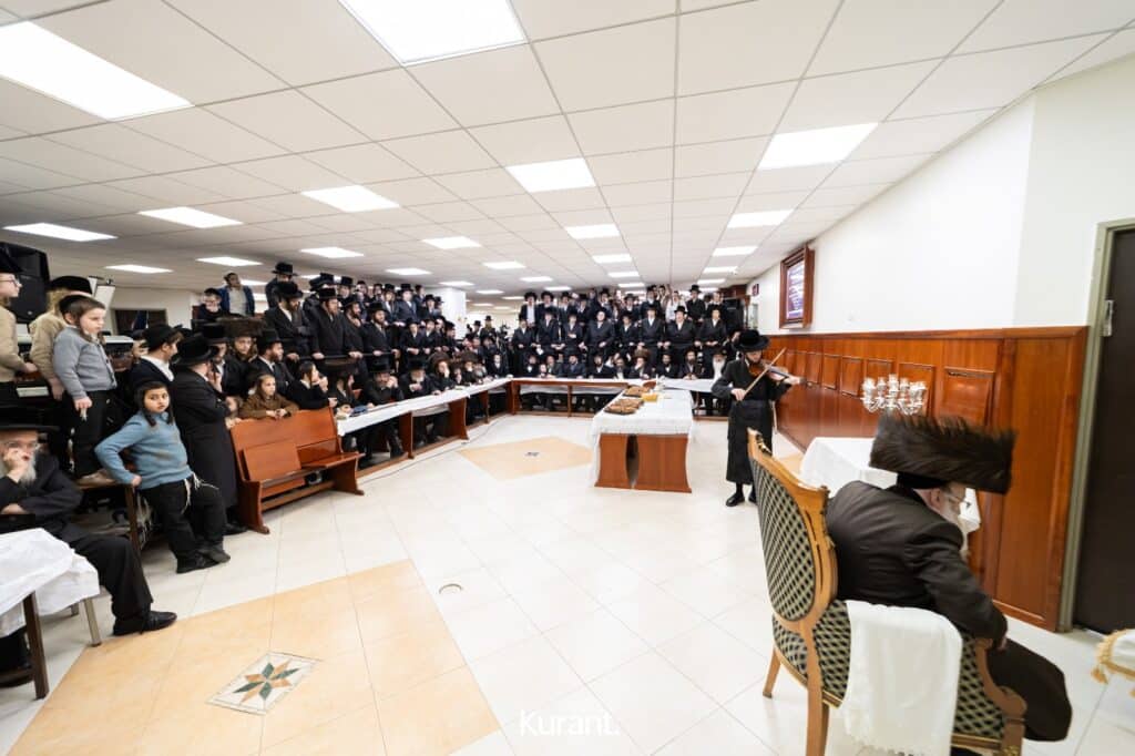 ב'יום ההודאה': האדמו"ר מקרעטשניף ק"ג ערך טיש והדלקה