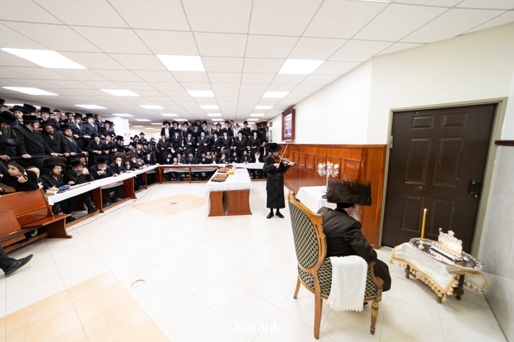 ב'יום ההודאה': האדמו"ר מקרעטשניף ק"ג ערך טיש והדלקה