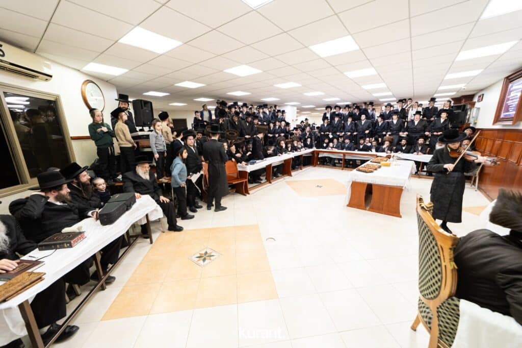 ב'יום ההודאה': האדמו"ר מקרעטשניף ק"ג ערך טיש והדלקה