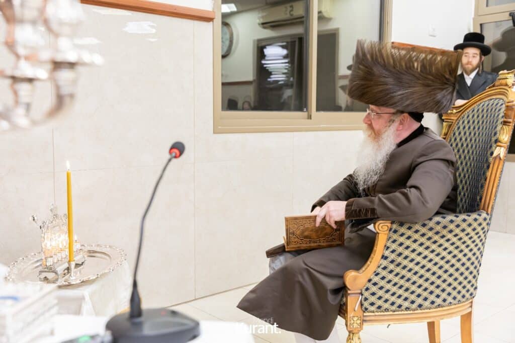ב'יום ההודאה': האדמו"ר מקרעטשניף ק"ג ערך טיש והדלקה