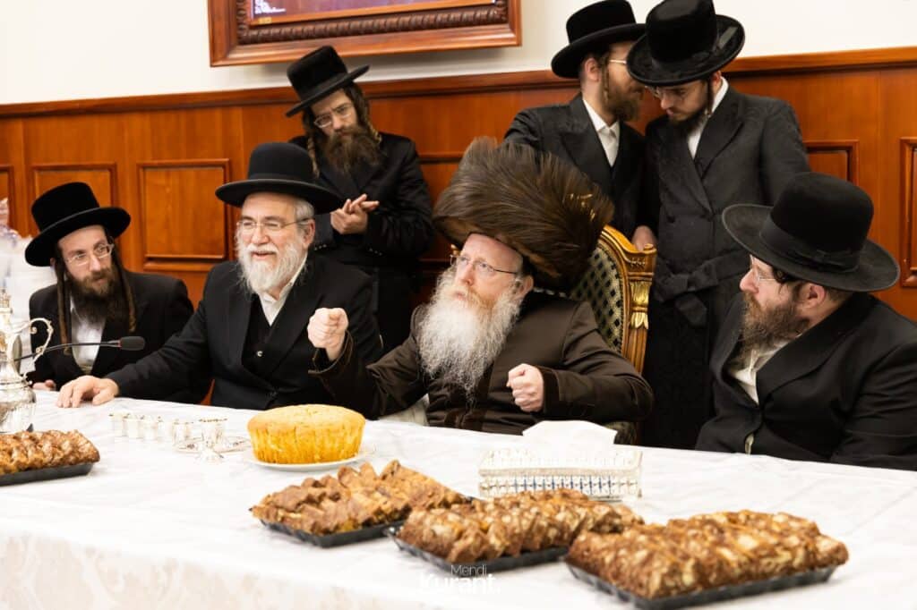 ב'יום ההודאה': האדמו"ר מקרעטשניף ק"ג ערך טיש והדלקה