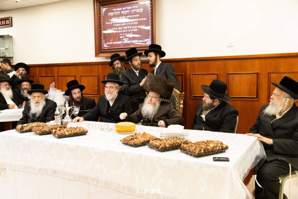 ב'יום ההודאה': האדמו"ר מקרעטשניף ק"ג ערך טיש והדלקה