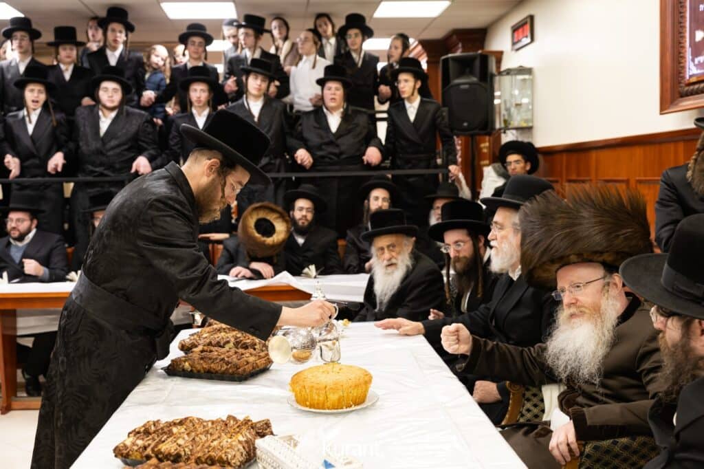 ב'יום ההודאה': האדמו"ר מקרעטשניף ק"ג ערך טיש והדלקה