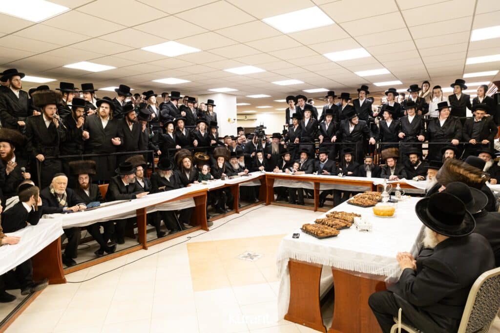 ב'יום ההודאה': האדמו"ר מקרעטשניף ק"ג ערך טיש והדלקה