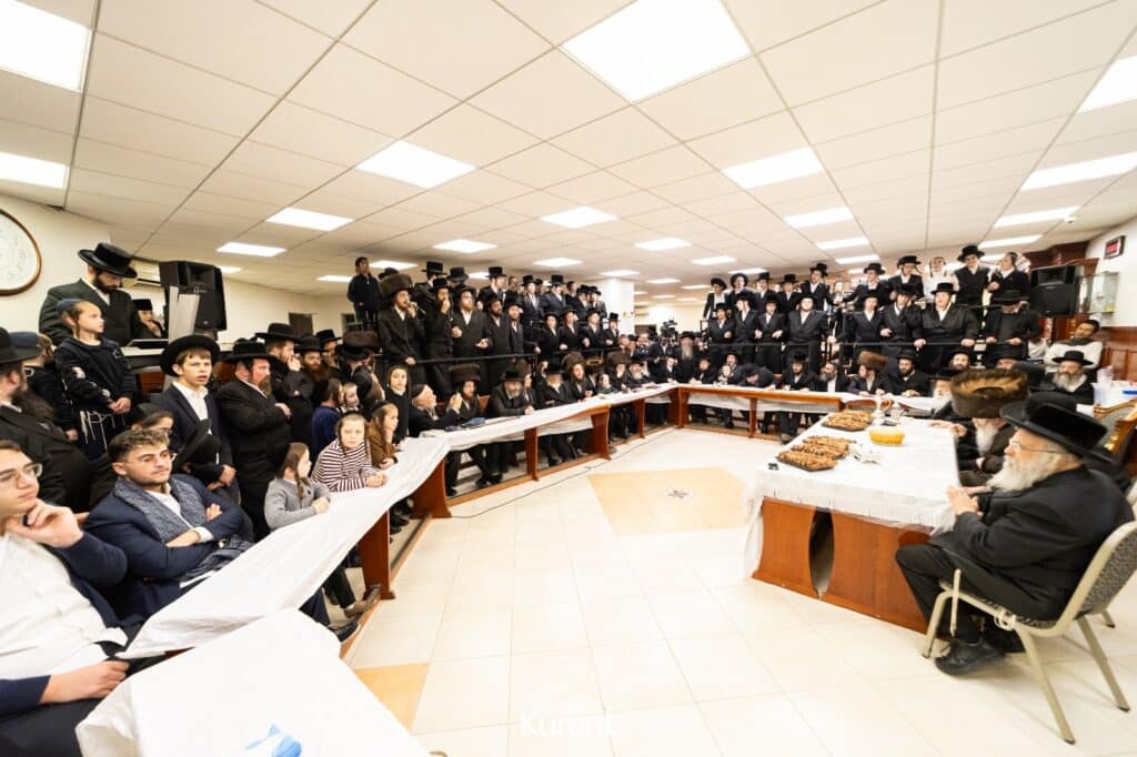 ב'יום ההודאה': האדמו"ר מקרעטשניף ק"ג ערך טיש והדלקה