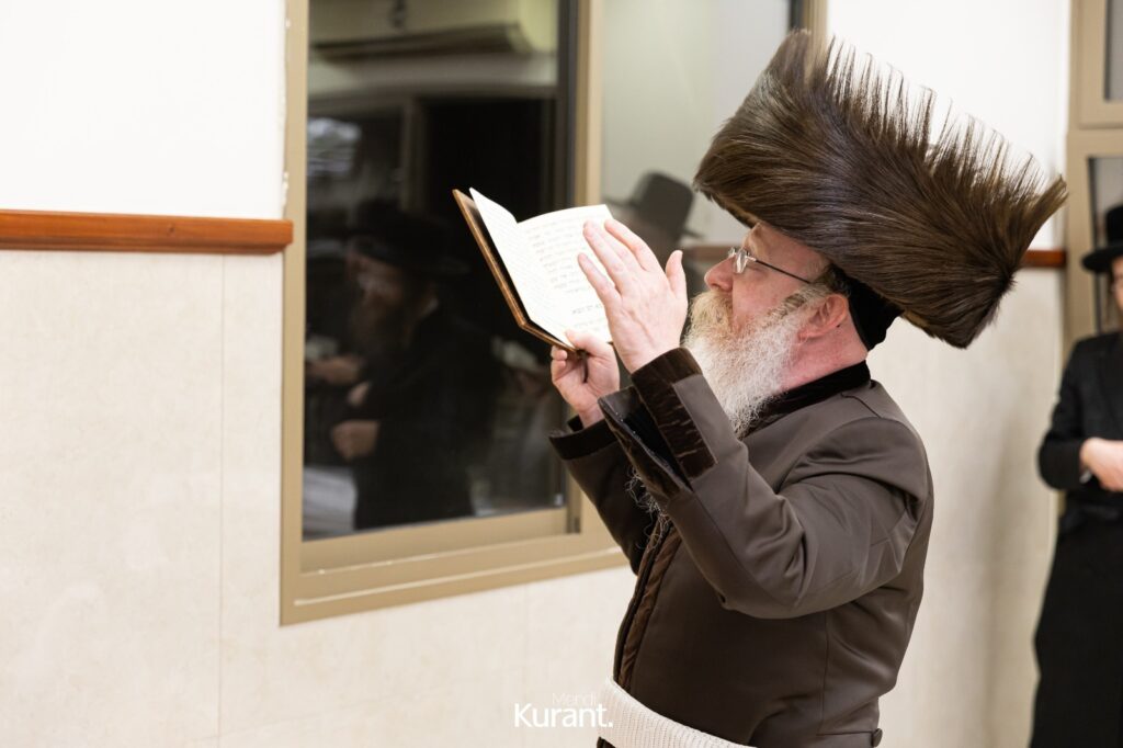 ב'יום ההודאה': האדמו"ר מקרעטשניף ק"ג ערך טיש והדלקה