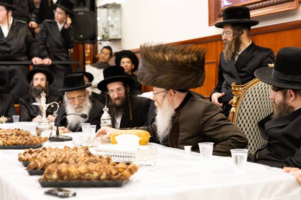 ב'יום ההודאה': האדמו"ר מקרעטשניף ק"ג ערך טיש והדלקה