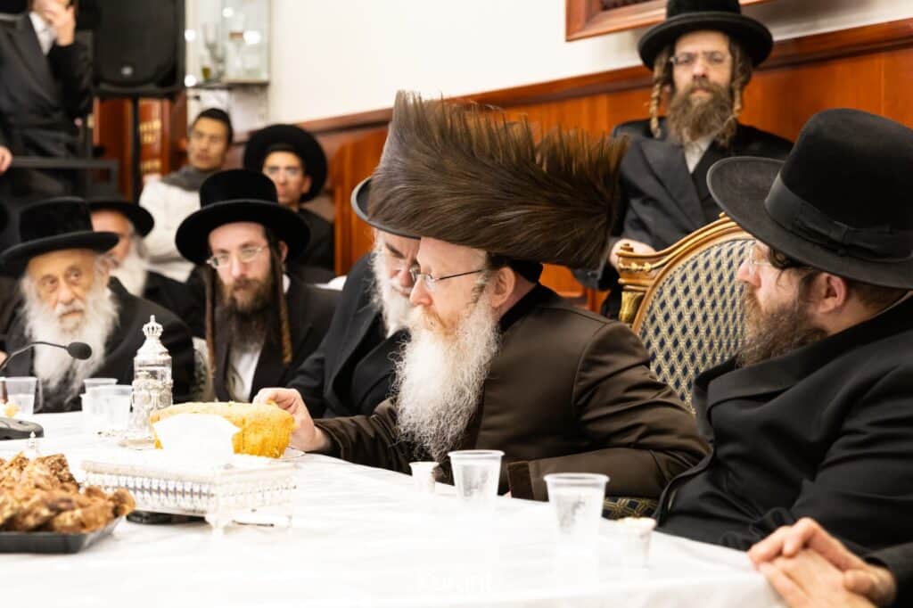 ב'יום ההודאה': האדמו"ר מקרעטשניף ק"ג ערך טיש והדלקה