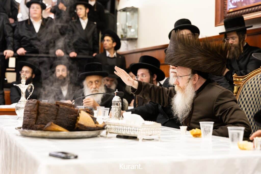 ב'יום ההודאה': האדמו"ר מקרעטשניף ק"ג ערך טיש והדלקה