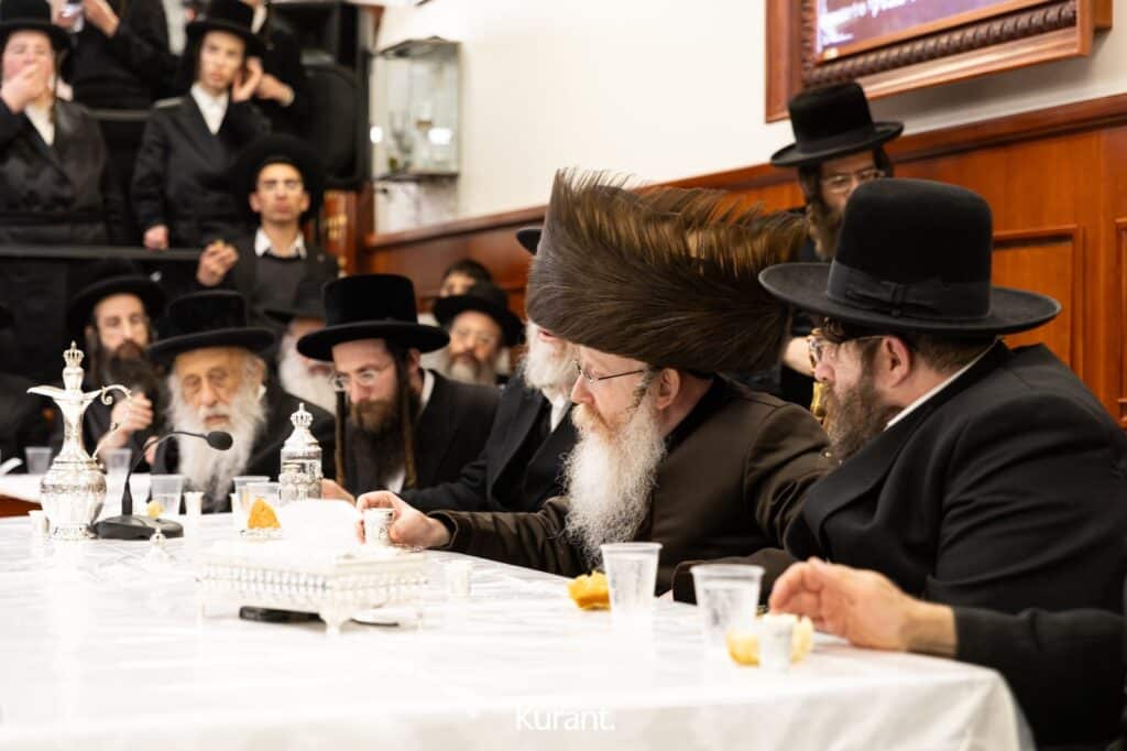 ב'יום ההודאה': האדמו"ר מקרעטשניף ק"ג ערך טיש והדלקה