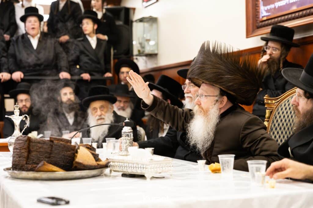 ב'יום ההודאה': האדמו"ר מקרעטשניף ק"ג ערך טיש והדלקה