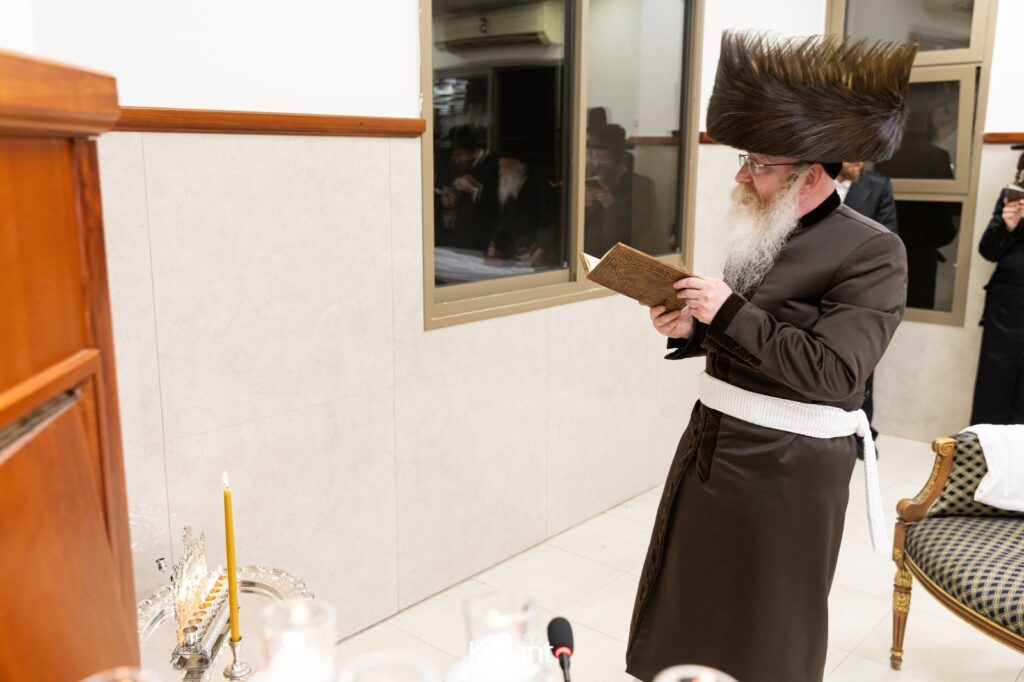 ב'יום ההודאה': האדמו"ר מקרעטשניף ק"ג ערך טיש והדלקה