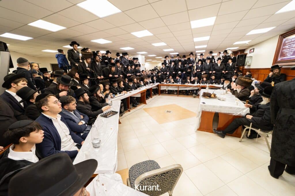 ב'יום ההודאה': האדמו"ר מקרעטשניף ק"ג ערך טיש והדלקה