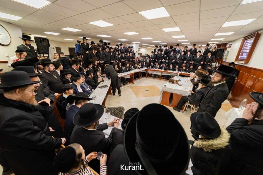 ב'יום ההודאה': האדמו"ר מקרעטשניף ק"ג ערך טיש והדלקה